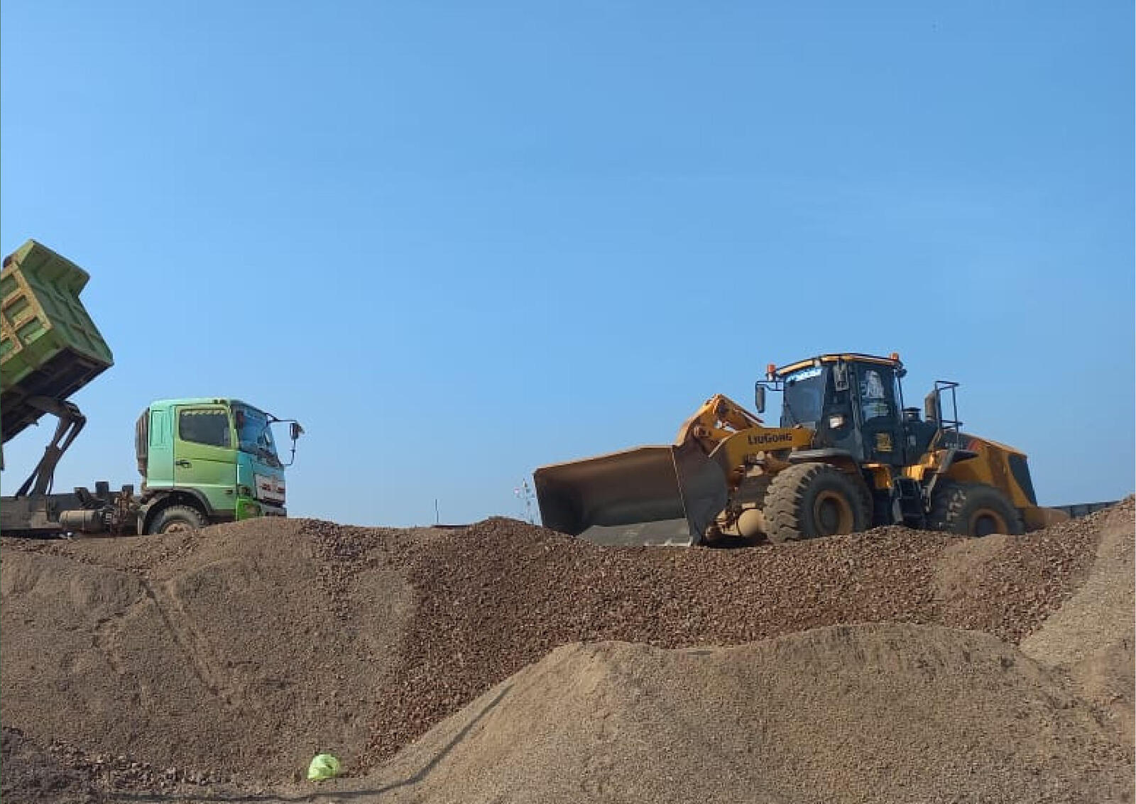 Wheel loader di atas stockpile